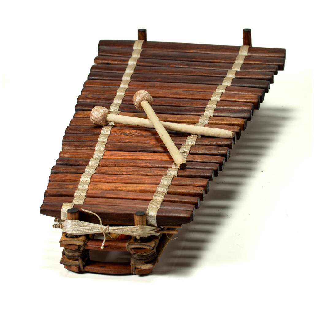 Balafon pentatonique à 22 lames en bois naturel #3, vue de haut avec mailloches