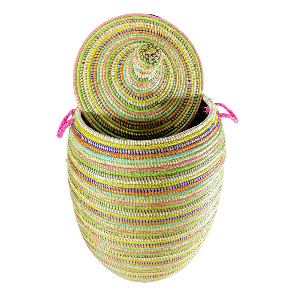 Panier XL #271 multicolore, en osier et plastique recyclé, vue sur couvercle