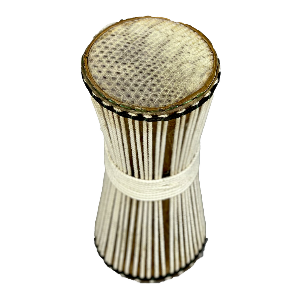 Petite percussion tama #34 en bois de dugura et peau de varan, vue de haut